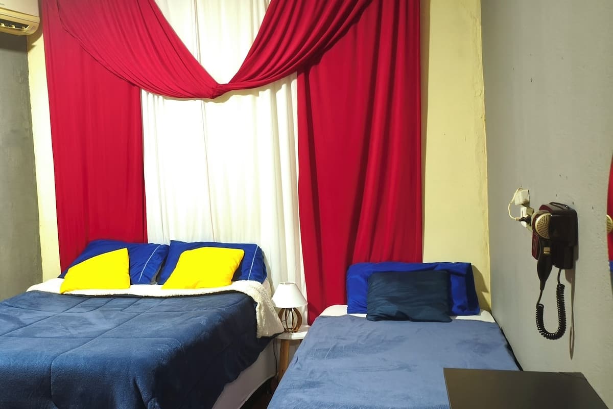 Habitación triple Confort, vistas al patio | Espacio para trabajar con un portátil y wifi gratis