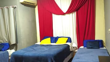 Habitación triple Confort, vistas al patio | Espacio para trabajar con un portátil y wifi gratis