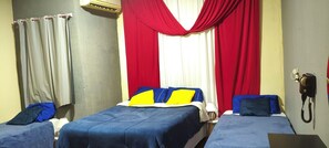 Habitación triple Confort, vistas al patio | Espacio para trabajar con un portátil y wifi gratis