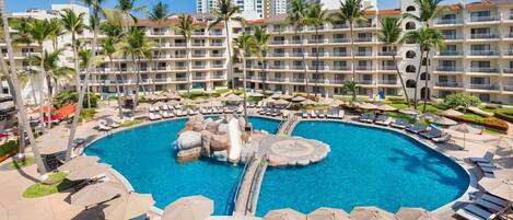 Alberca al aire libre y alberca climatizada