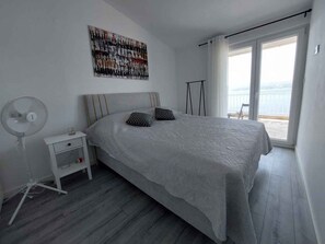 2 bedrooms, WiFi - Holiday apartment with terrace and sea view on the coast (Stanići)