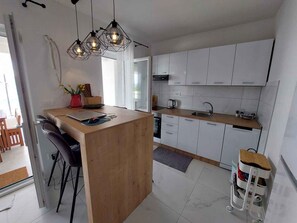 Fridge, oven, stovetop, dishwasher - Holiday apartment with terrace and sea view on the coast (Stanići)