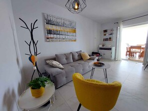 TV - Holiday apartment with terrace and sea view on the coast (Stanići)