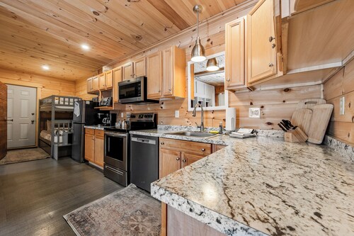 Maine Street Retreat | Pet Friendly | Intown