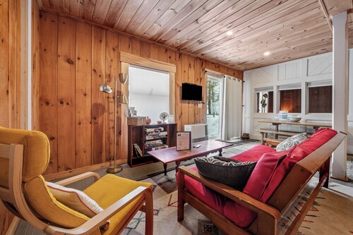 Maine Street Retreat | Pet Friendly | Intown