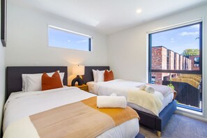 Iron/ironing board, WiFi, bed sheets - Comfy Central City Stay -2BR with Car Park (Christchurch)