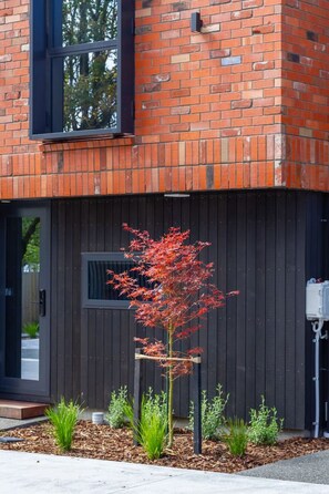 Exterior detail - Comfy Central City Stay -2BR with Car Park (Christchurch)