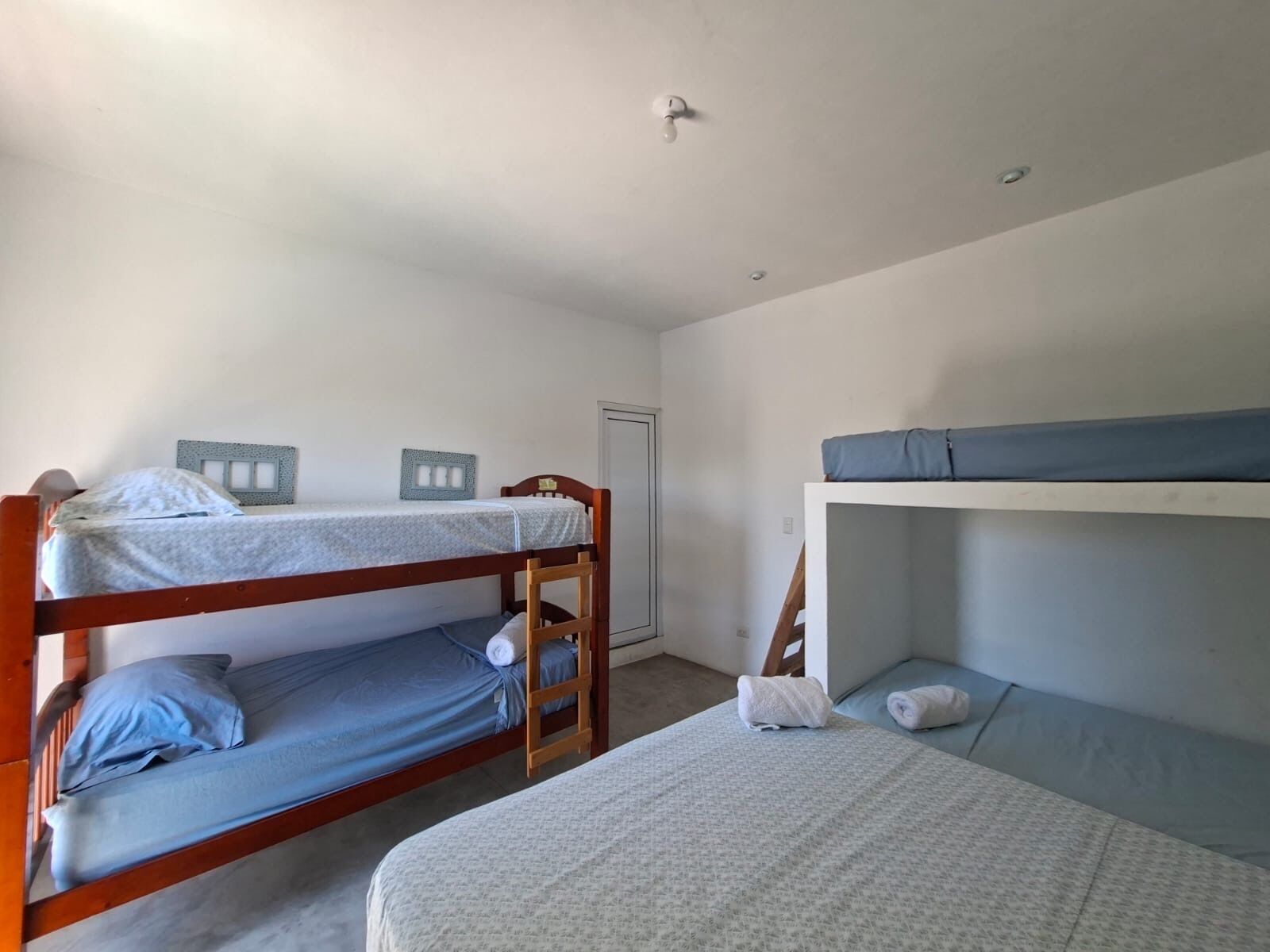 4 habitaciones, tabla de planchar con plancha, wifi y ropa de cama 