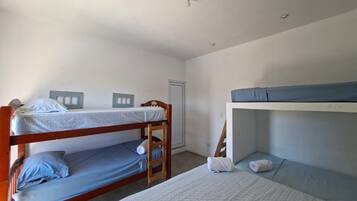 4 habitaciones, tabla de planchar con plancha, wifi y ropa de cama