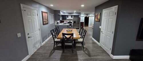 Spacious Lakefront Retreat-4BR/2BA, Pool Huge Back Yard Canoe & PetsOK