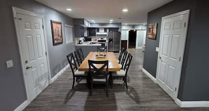 Spacious Lakefront Retreat-4BR/2BA, Pool Huge Back Yard Canoe & PetsOK