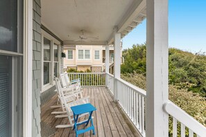 Property grounds - Charming Four-Bedroom, Four-Bath traditional floor-plan, high-dunes cottage with ocean views (Bald Head Island)