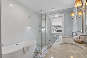Shower, hair dryer, towels - High dunes of Bramble Reach cottage with ocean views (Bald Head Island)