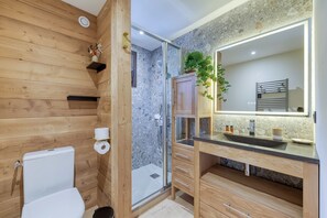 Shower, hair dryer, towels - Le Refuge Des Lacs Mont-Blanc View, Chamonix, France (Chamonix)
