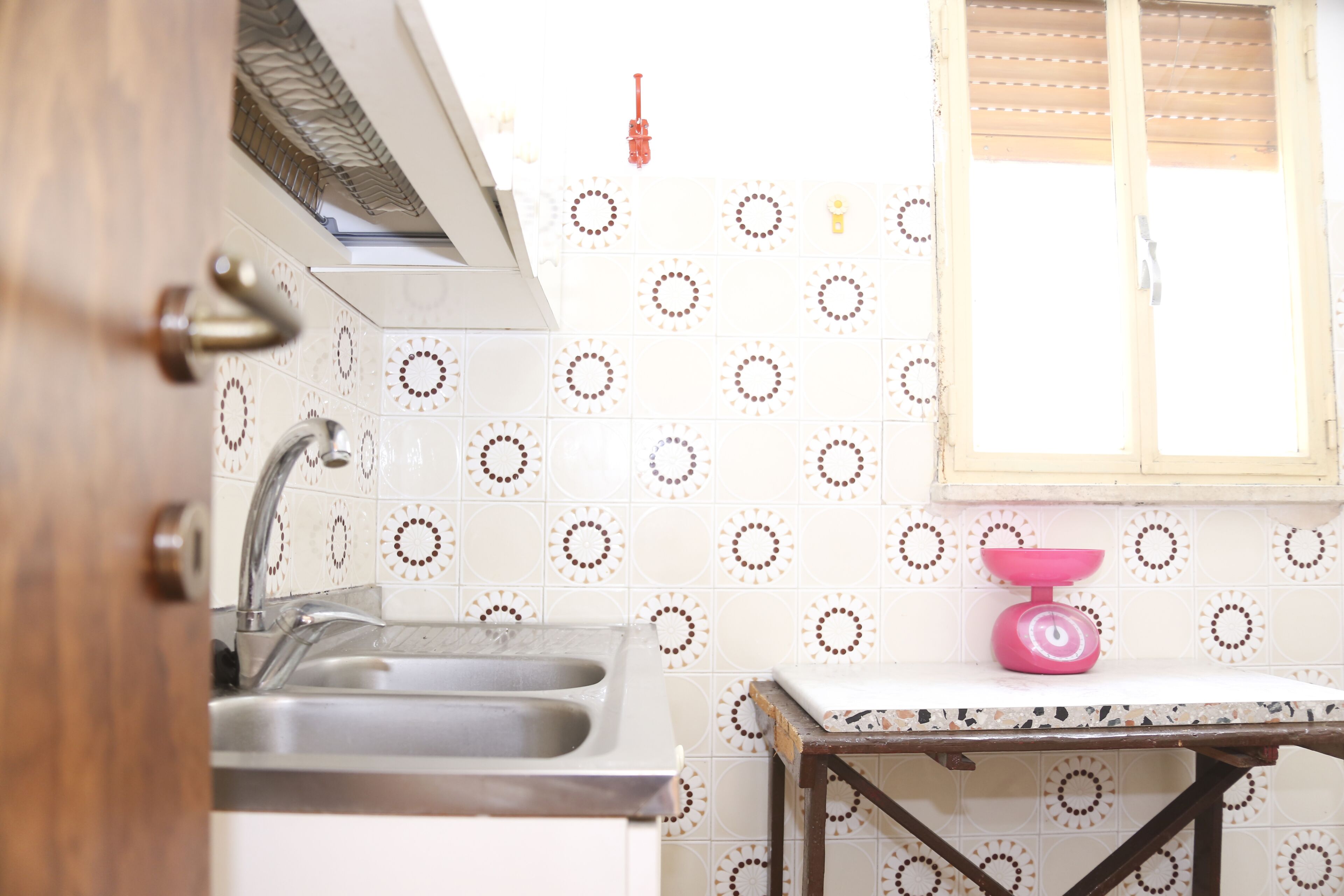 Geladeira, fogão, cafeteira/chaleira