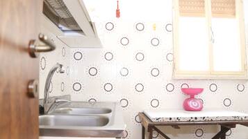 Geladeira, fogão, cafeteira/chaleira