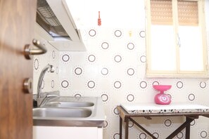 Geladeira, fogão, cafeteira/chaleira