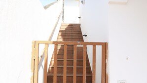 Un escalier avec une rampe en bois menant à une porte.