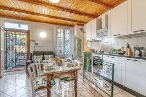 Fridge, microwave, oven, stovetop - Butterfly Apartment, Luino, Italy (Luino)