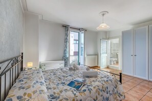 1 bedroom, Internet, bed sheets - Bee Apartment, Luino, Italy (Luino)