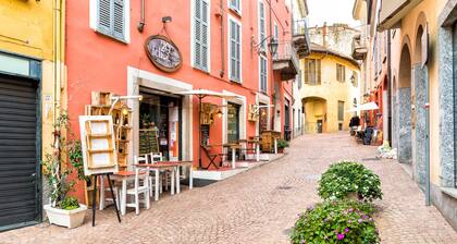 Bee Apartment: Luino Lakeside with Outdoor Dining, Luino, Italy