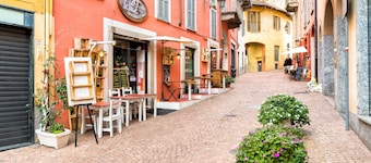 Bee Apartment: Luino Lakeside with Outdoor Dining, Luino, Italy