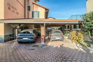 Property grounds - Bee Apartment, Luino, Italy (Luino)