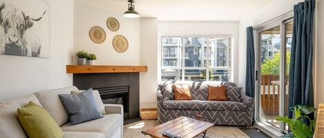 Una Smart TV, una chimenea