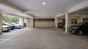 Un parcheggio con un cartello che riporta la scritta 'Harmony Residence'.