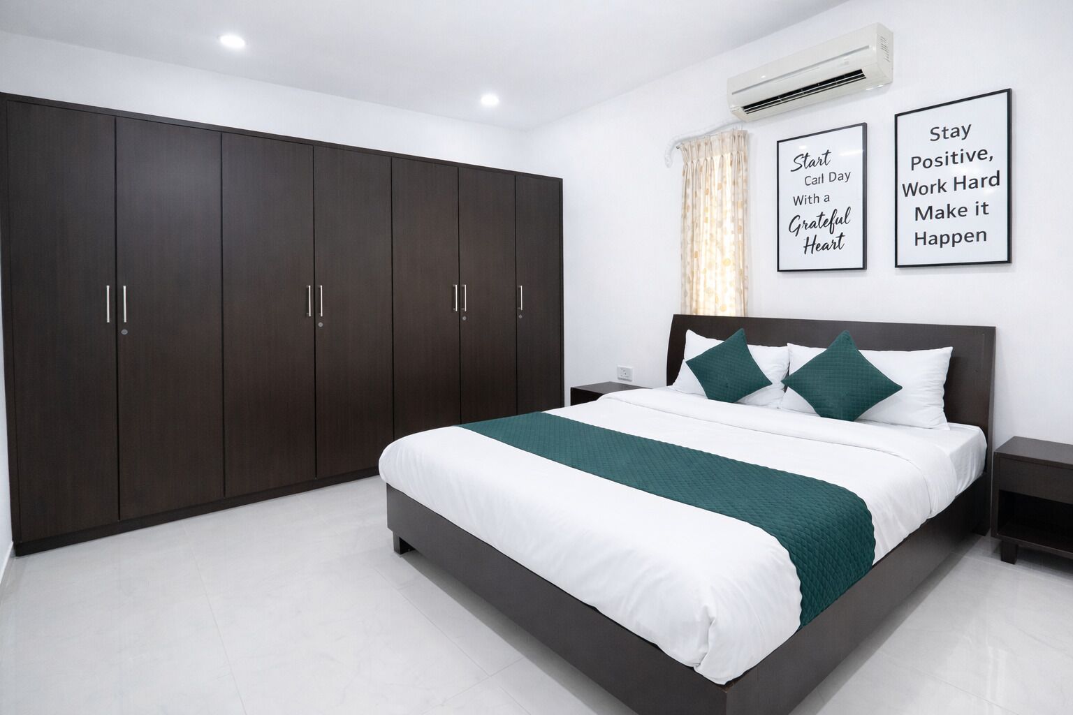 4 bedrooms, iron/ironing board, WiFi, bed sheets