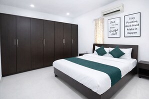 4 bedrooms, iron/ironing board, WiFi, bed sheets