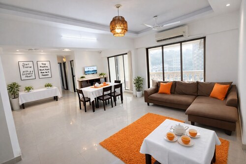 StayUrbanza-Cozy Modern Apartment | Prime Location | WiFi”