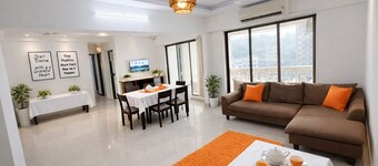 StayUrbanza-Cozy Modern Apartment | Prime Location | WiFi”