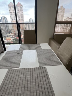 Appartement Exécutif, balcon, vue ville | Coin séjour