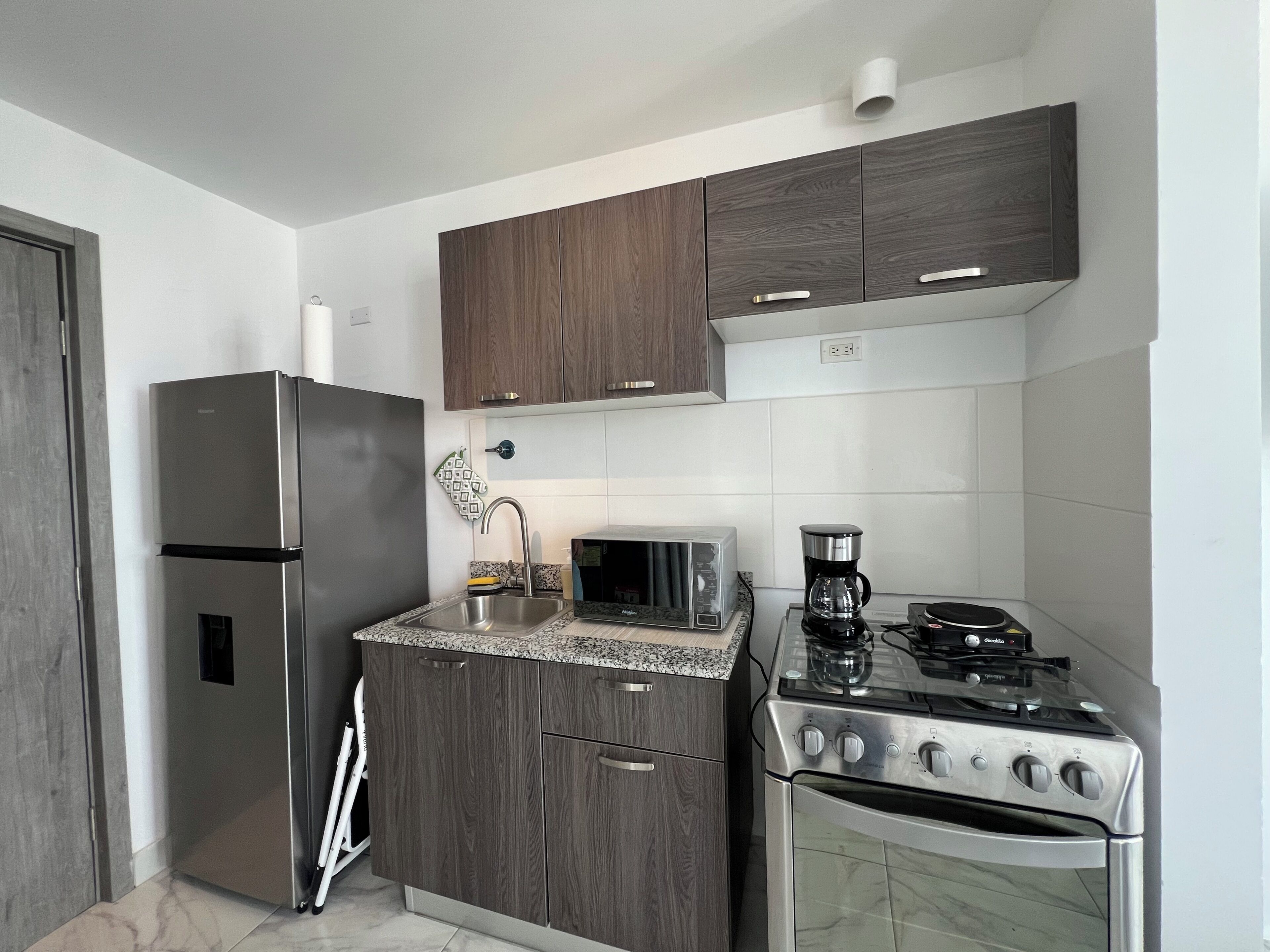 Appartamento Deluxe, balcone, vista città | Cucina privata | Macchina per tè/caffè, tavolo da pranzo