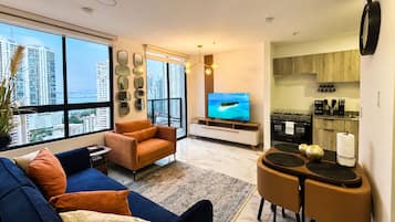Apartemen Desain, balkon, pemandangan laut sebagian | Area keluarga | Smart TV 55-inci dengan saluran TV digital dan Netflix