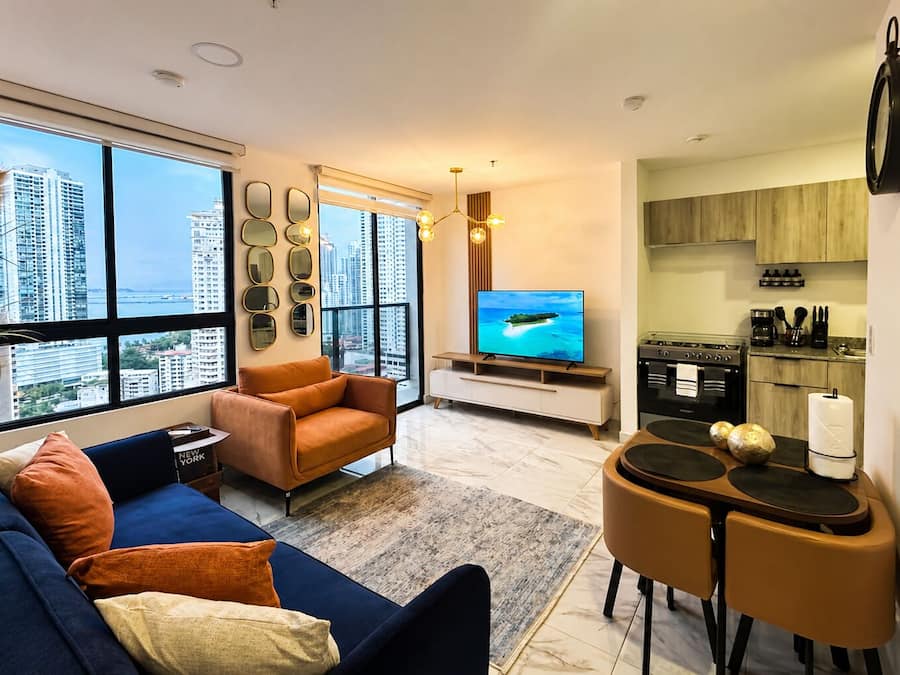 Apartamento design, sacada, vista parcial para o oceano | Área de estar | Smart TV 55 polegadas com canais digitais, Netflix