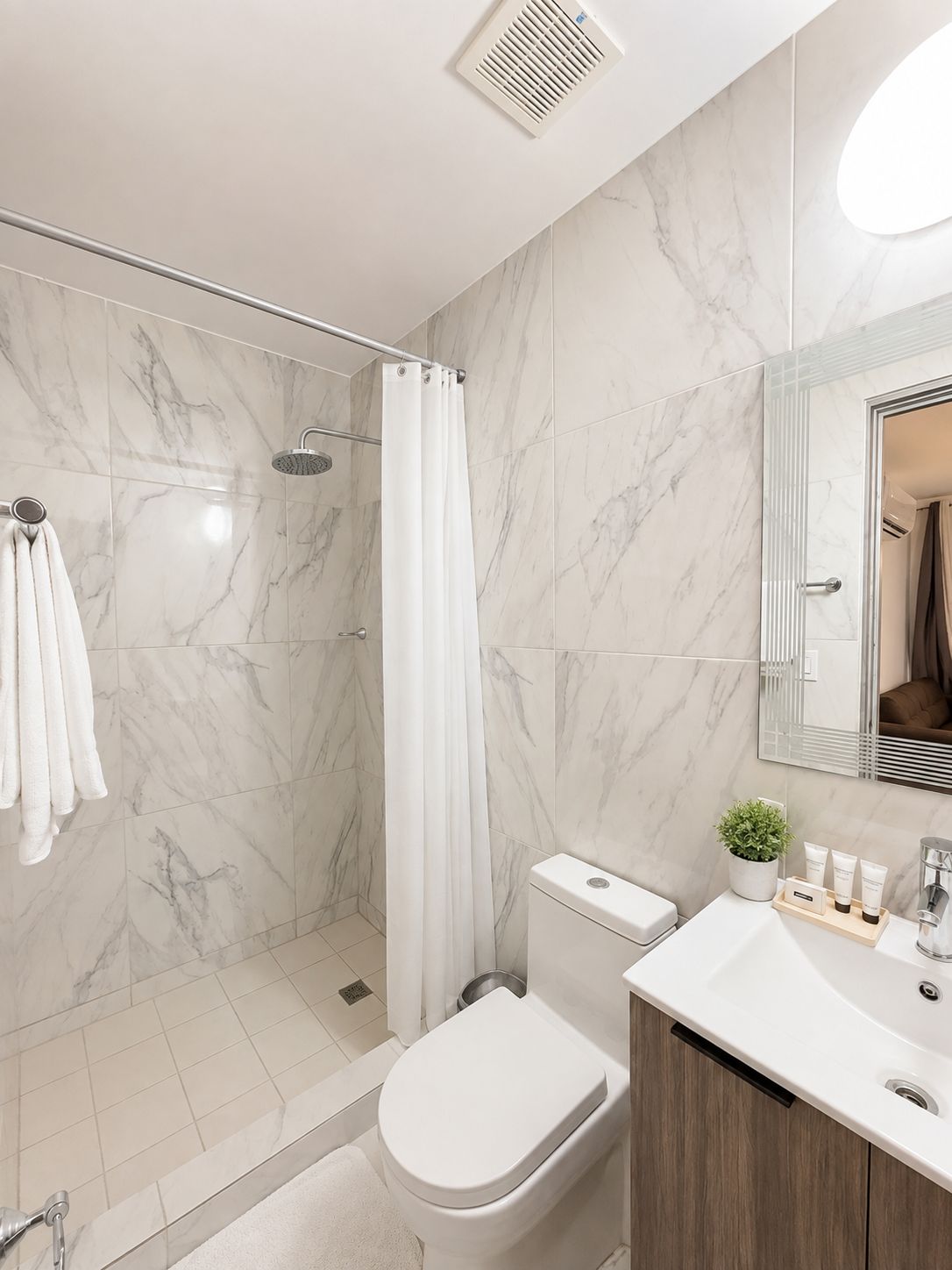 Un bagno moderno con doccia, WC e lavandino.