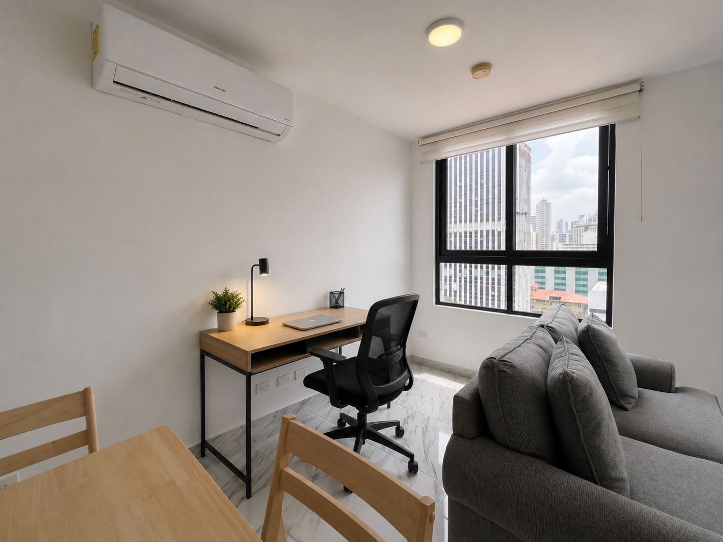 Apartamento superior, balcón, vistas a la ciudad | Minibar, decoración individual, mobiliario individual
