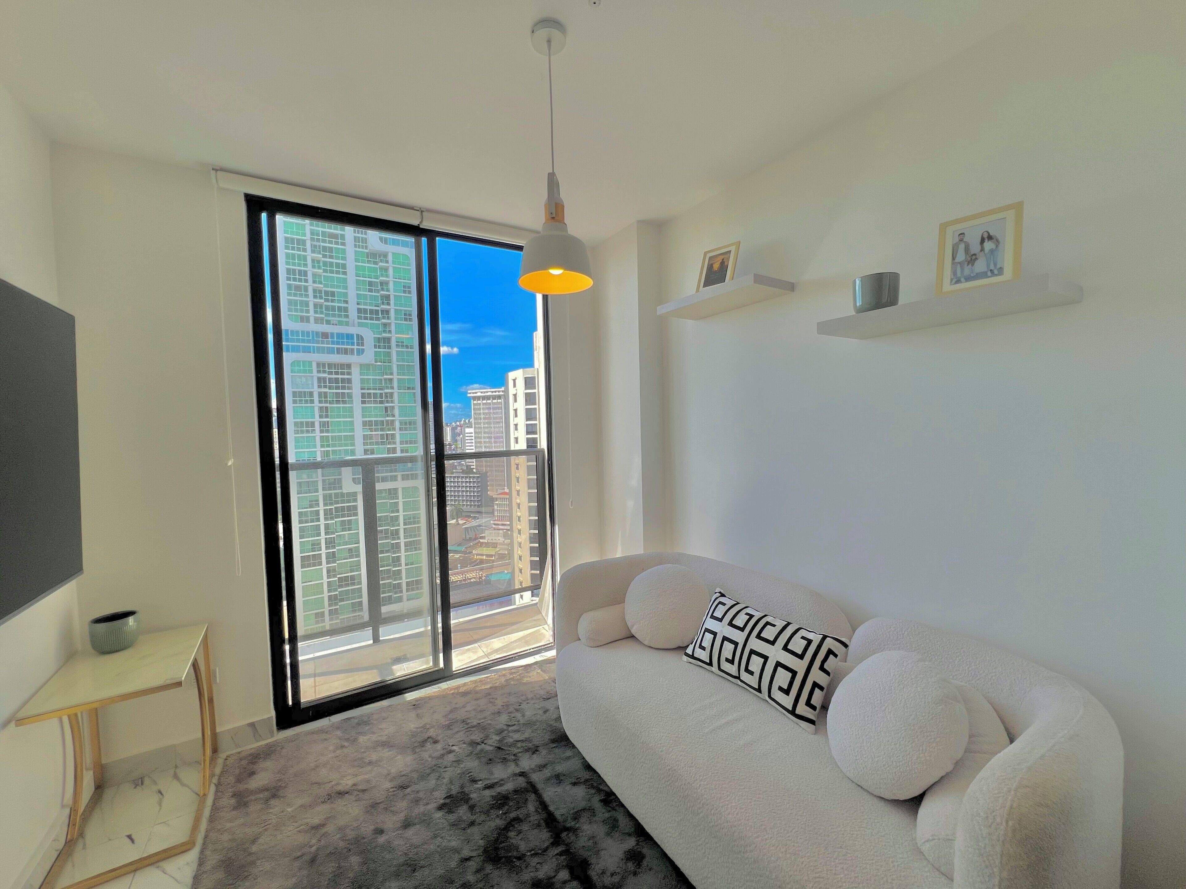 Appartamento Comfort, balcone, vista città | Area soggiorno | Smart TV 55 pollici con canali digitali, Netflix, servizi in streaming