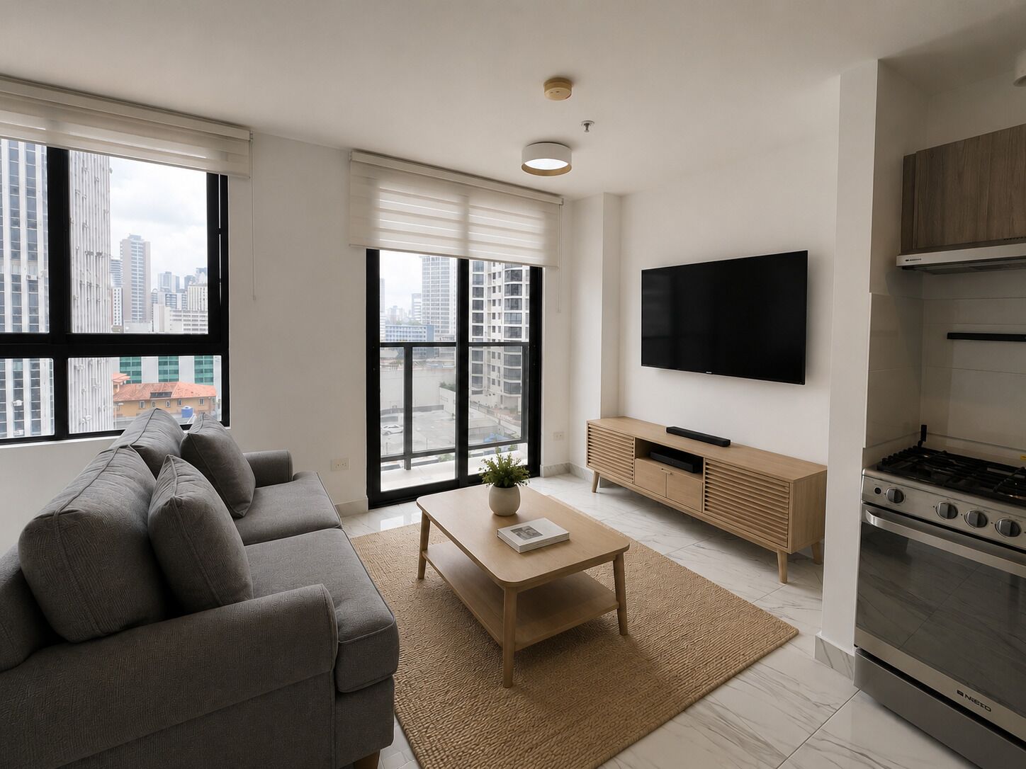 Superior appartement, balkon, uitzicht op stad | Woonruimte | Een 55-inch smart-tv met digitale zenders, Netflix en streamingdiensten