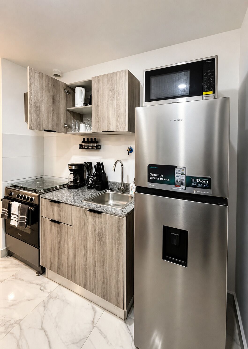 Apartamento de diseño, balcón, vistas parciales al mar | Cocina privada | Cafetera o tetera y mesa de comedor