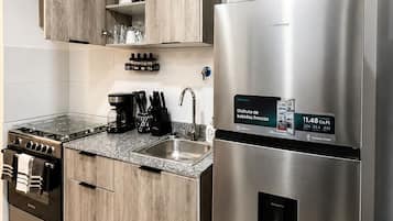 Apartamento de diseño, balcón, vistas parciales al mar | Cocina privada | Cafetera o tetera y mesa de comedor