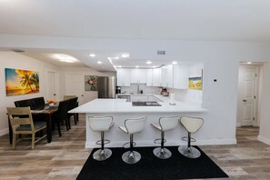 Kühlschrank, Mikrowelle, Herdplatte, Geschirrspüler