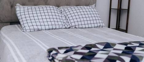 4 Schlafzimmer, Bügeleisen/Bügelbrett