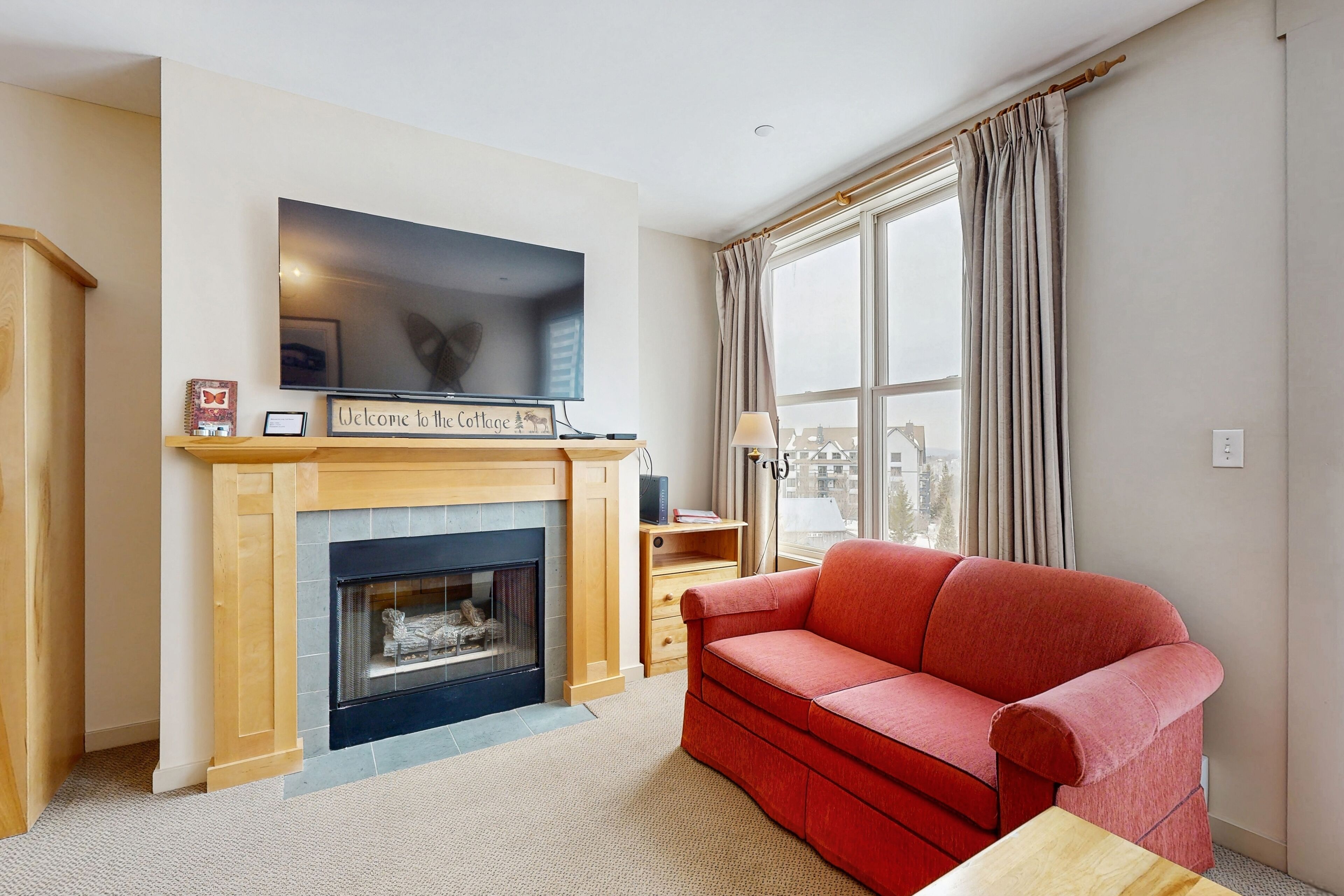 Een televisie, een open haard en een tafeltennistafel