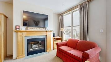 Een televisie, een open haard en een tafeltennistafel