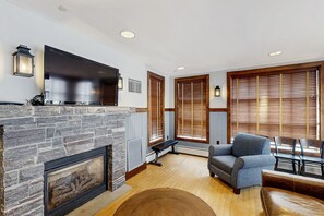 Televisor, llar de foc i taula de tennis de taula 