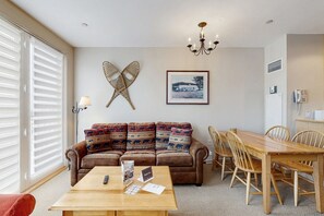 Een televisie, een open haard en een tafeltennistafel