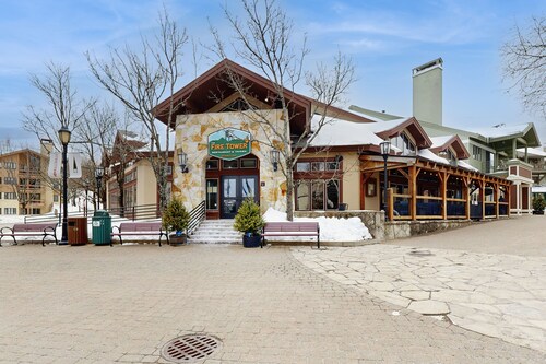 Walk to lifts, condo at Stratton Mountain, fireplace, pool, hot tubs, sauna